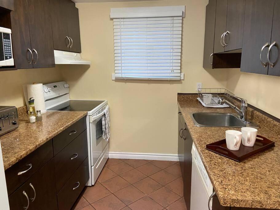 Adorable 2-Bedroom Guesthouse With Free Parking Victoria Exterior foto